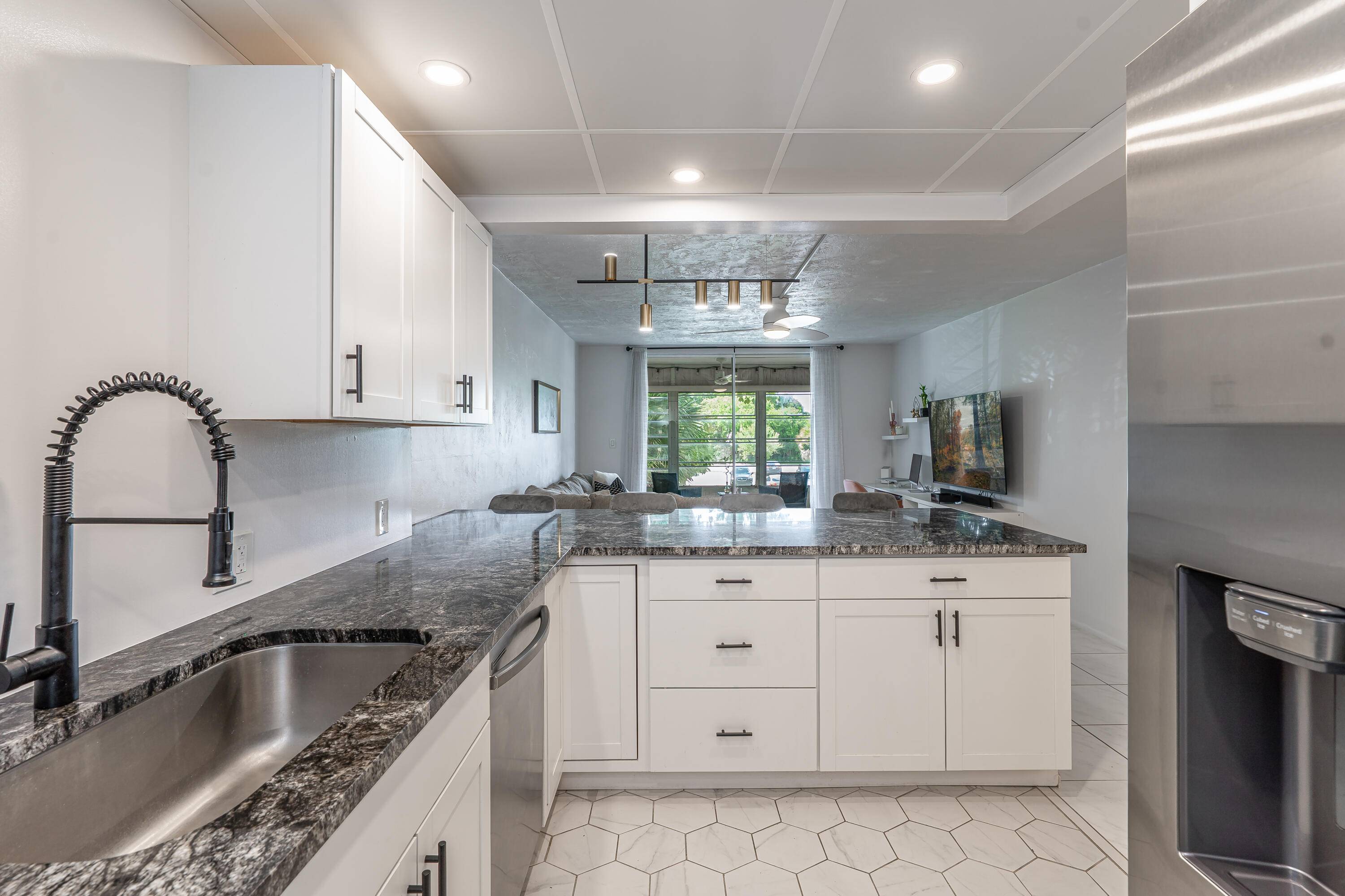 Gorgeous all ages condo located in the heart of Plantation !