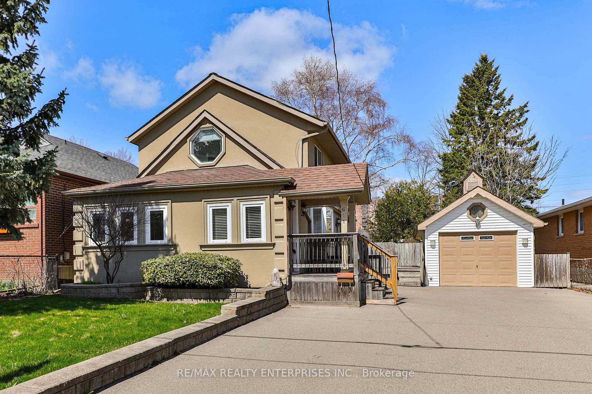 Welcome To 611 Byngmount Avenue, A Beautifully Renovated 2 1 Bedroom, 2 Bathroom Home With Main Level Office Nestled In The Highly Desirable Lakeview Neighbourhood.