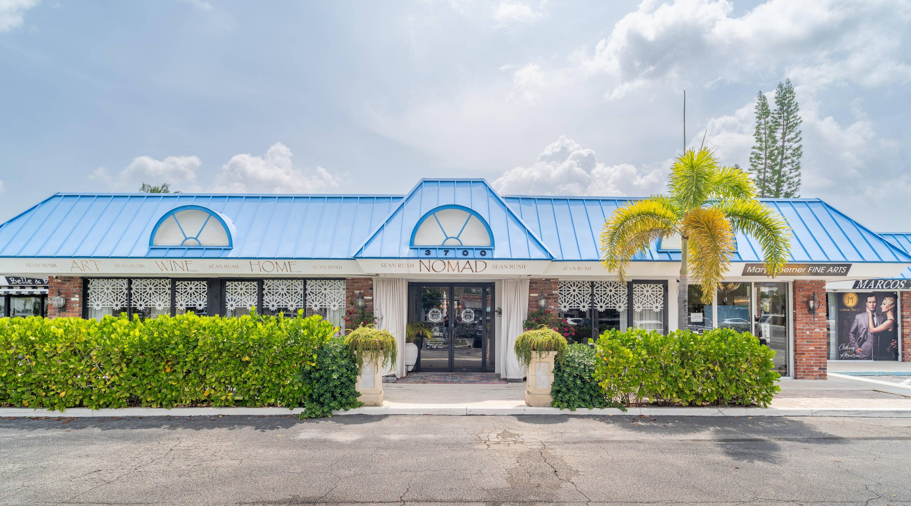 3700 S. DIXIE LOCATED IN THE HEART OF ANTIQUE ROW, WEST PALM BEACH.