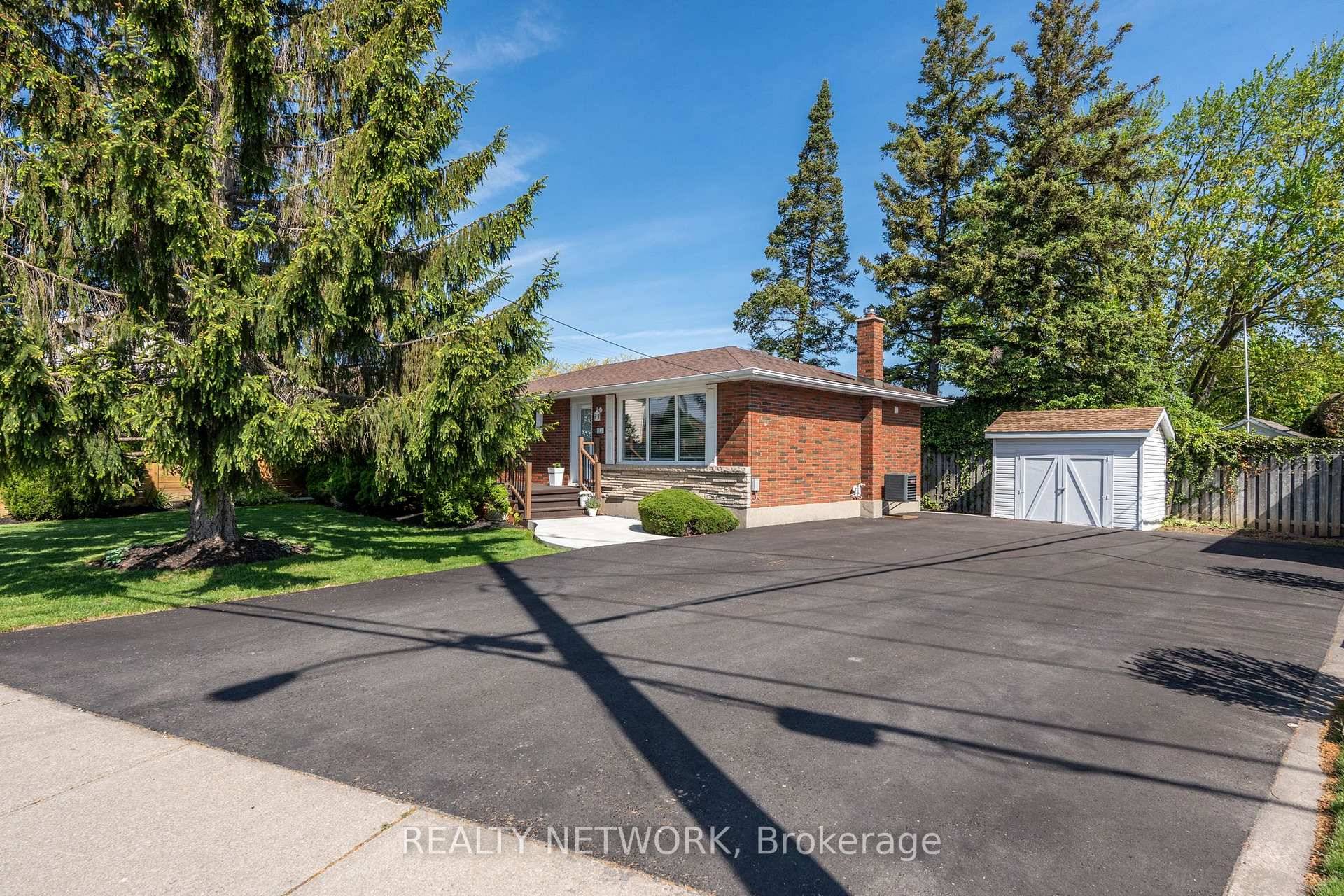 Stylish, Renovated Bungalow in Prime Niagara Location Welcome to 75 Parnell Road a beautifully updated bungalow featuring a new asphalt driveway 2023, brand new AC 2024, and a freshly finished ...