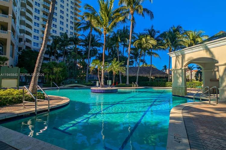 Furnished 1 Bed 1 Bath 5th Floor at Turnberry on the Green Beautiful furnished 1 bedroom, 1 bathroom residence on the 5th floor, offering bright interiors and unobstructed city views.