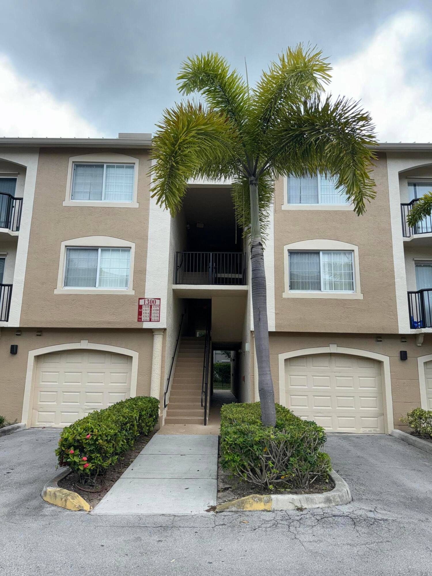 BEAUTIFUL 3RD FLOOR CONDO BOASTING 3 LARGE BEDROOMS, BRIGHT OPEN FLOOR PLAN WITH UPDATED KITCHEN.