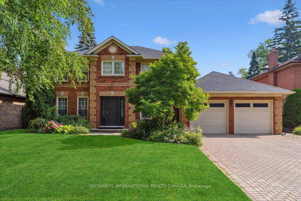 Welcome to this stately 4 1 bedroom executive residence nestled on a quiet, tree lined court south of Lakeshore Road in one of Oakvilles most prestigious neighbourhoods.