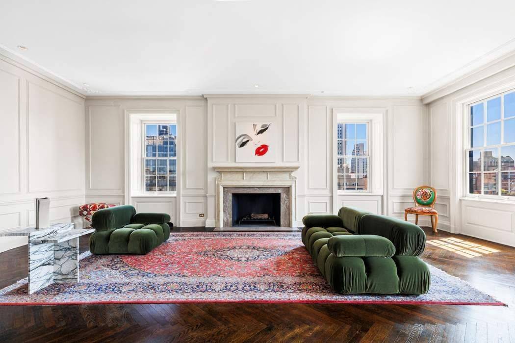 Welcome to this absolutely stunning and massive 3 bedroom 3.