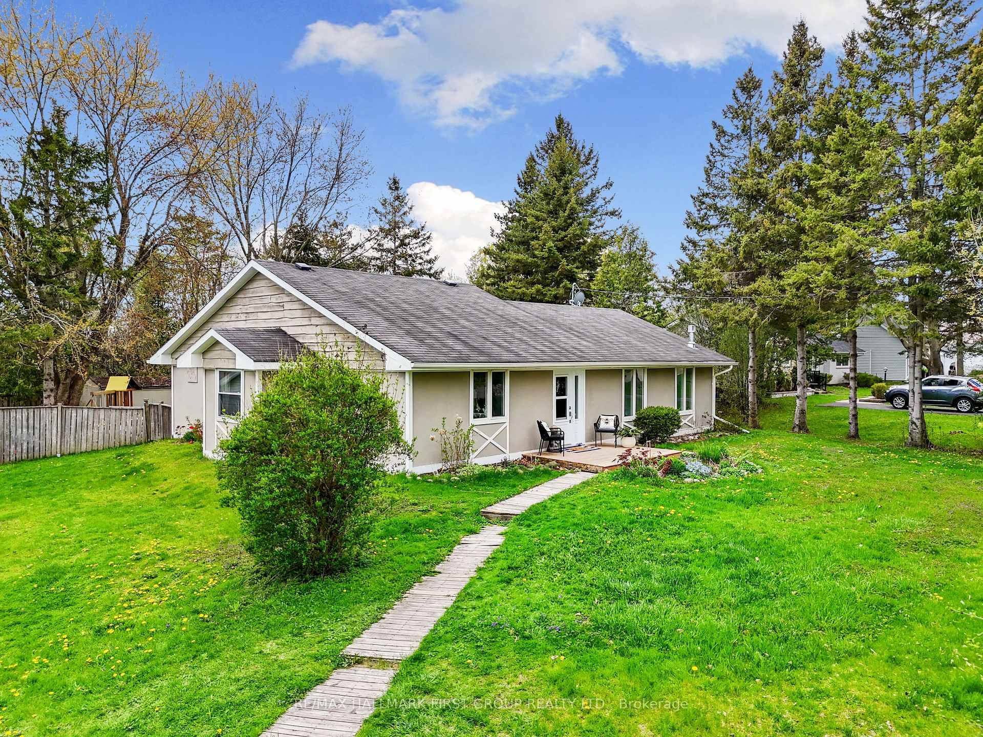 Situated on the north end of Cobourg, this charming bungalow offers an ideal opportunity for first time buyers or anyone seeking the ease of one level living with generous outdoor ...