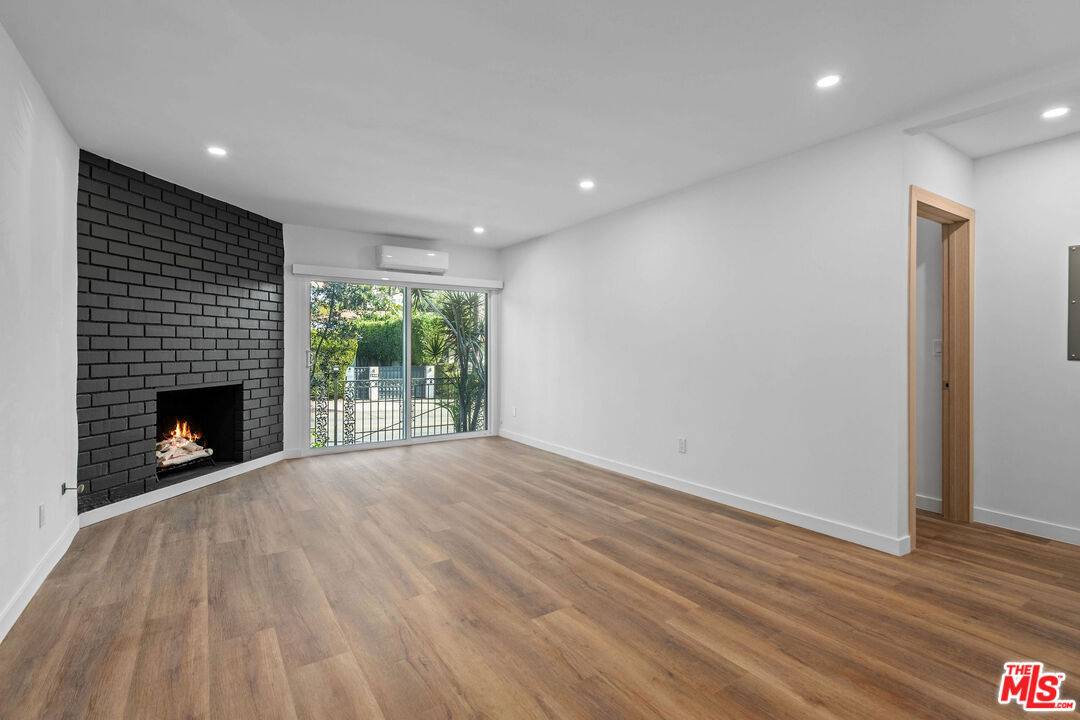 2447  N Beachwood Dr 2BR Hollywood Hills East La