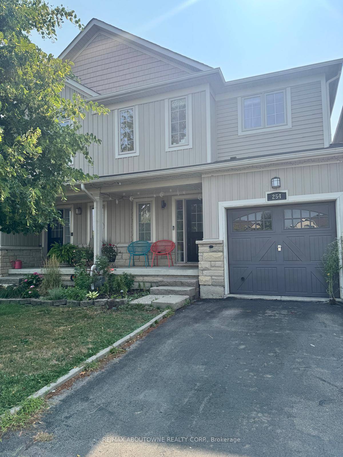 Lovely 3 Bedroom home with rare 4 bathrooms !