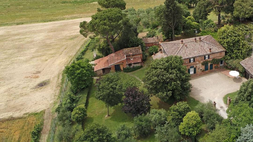 Renovated farmhouse with 5 rooms, land and outbuildings for sale near the village of Foiano della Chiana, in the heart of the Tuscan countryside.