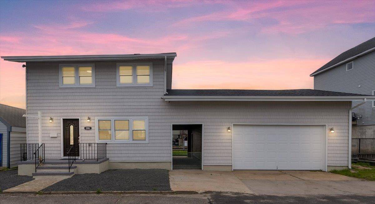 Waterfront Paradise in Lindenhurst !