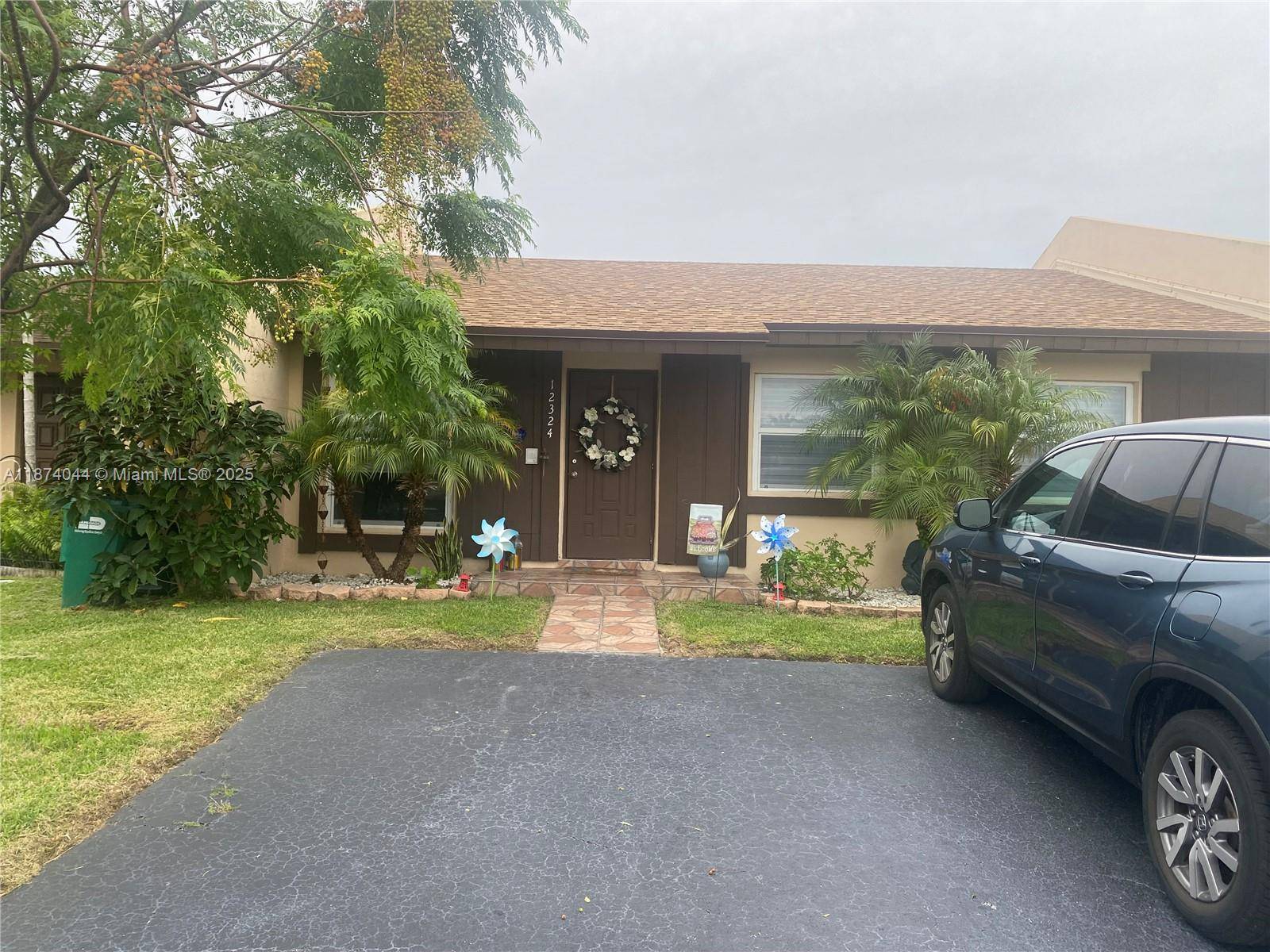 Charming 3 2 Villa in beautiful Devon Aire community.