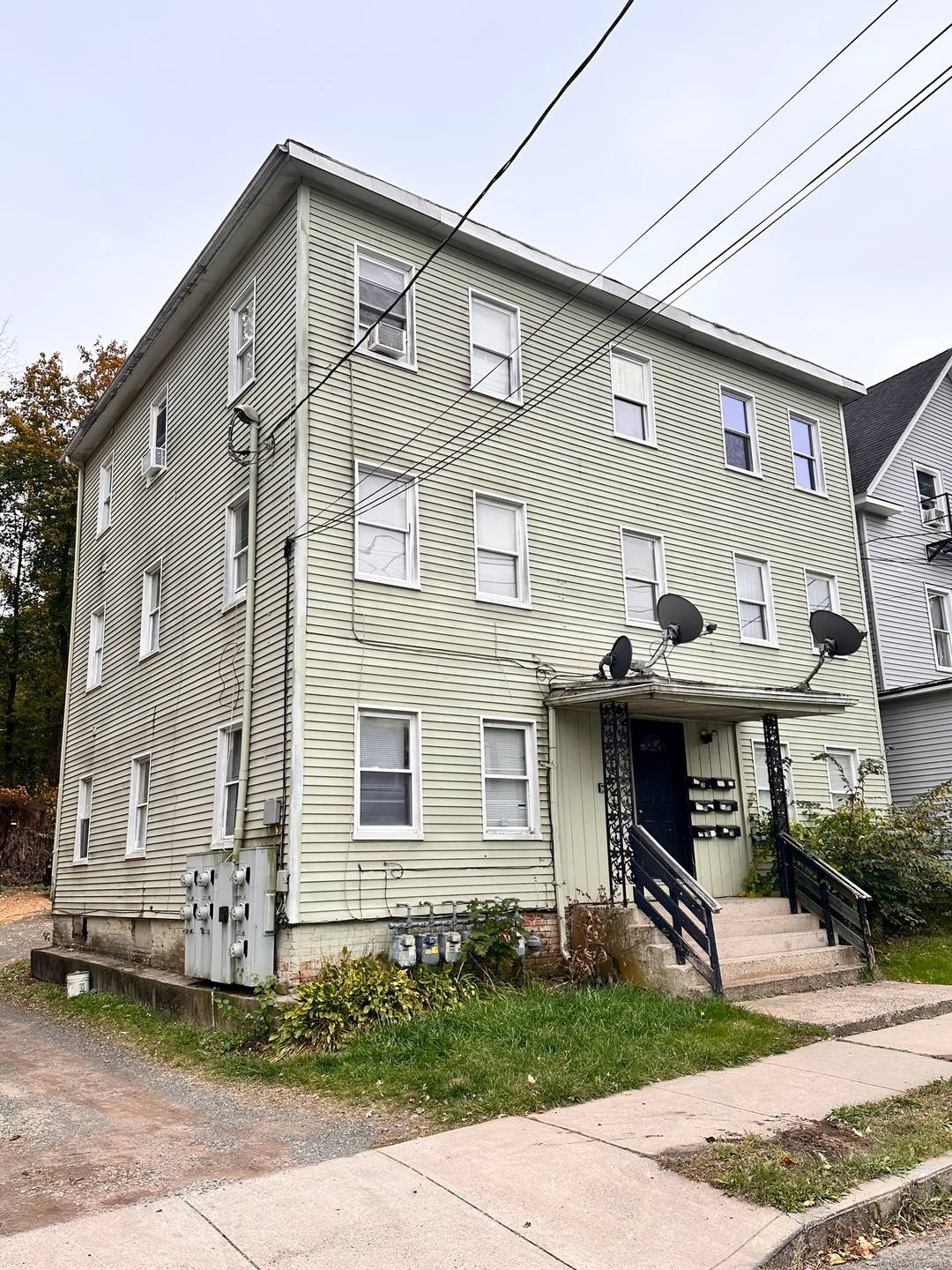 Investment Opportunity ! Discover this 6 unit multifamily property conveniently located at 122 Willow Street in Meriden.