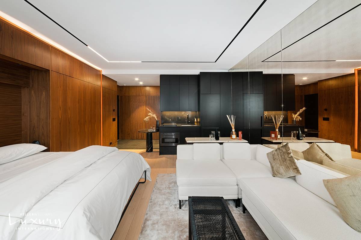 A JEWEL ! ! ! Don t miss this rare opportunity to own a spectacularly renovated studio apartment in the legendary Ritz Tower.