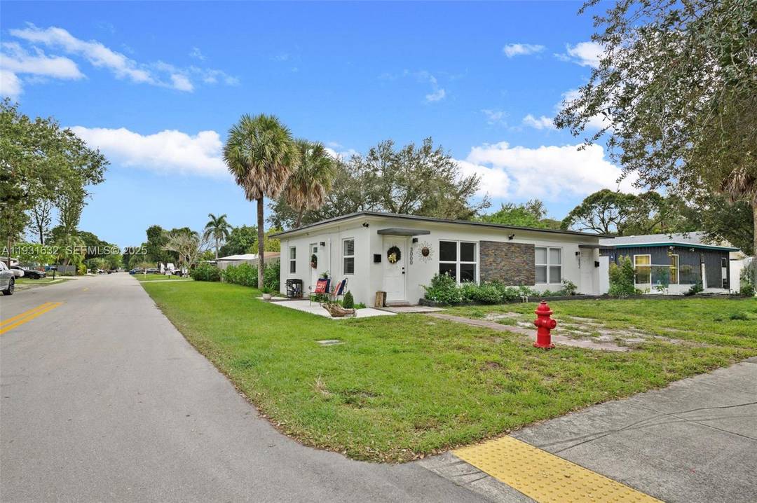 RARE OPPORTUNITY IN THE HIGH DEMAND EDGEWOOD MARINA MILE AREA OF FORT LAUDERDALE !
