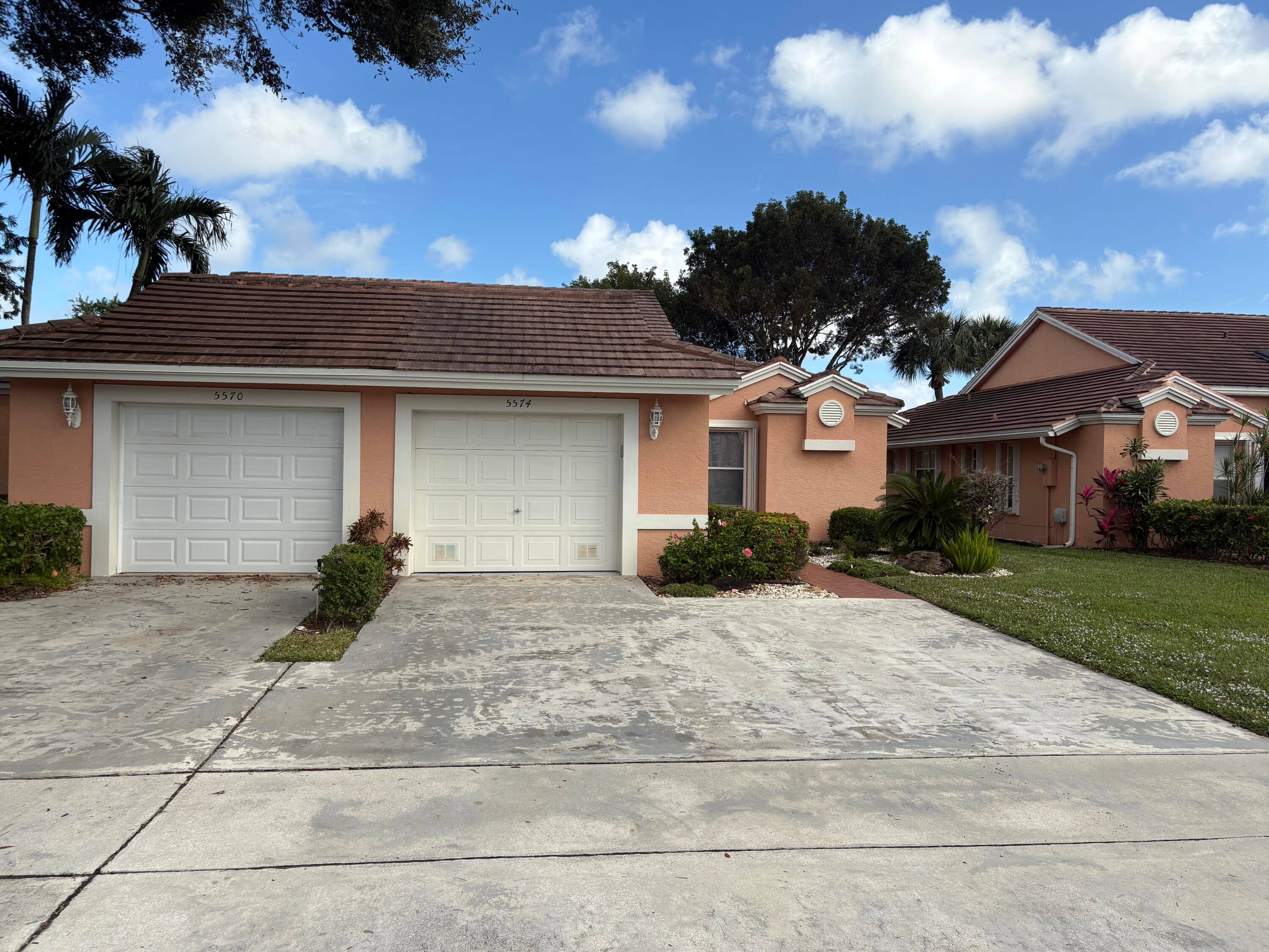 This charming seasonal rental is located in the vibrant 55 community of Coral Lakes.