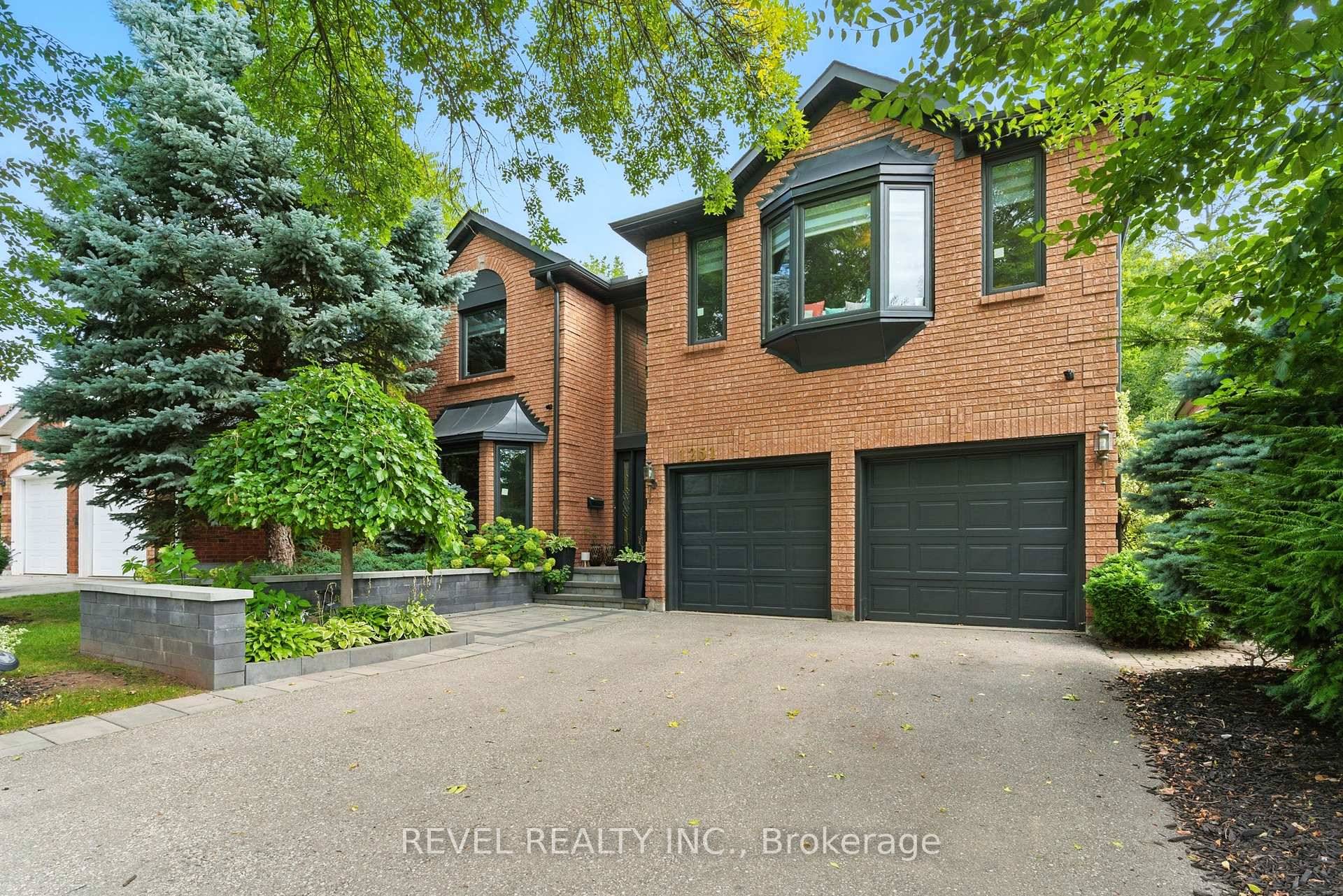 Nestled in the highly sought after Glen Abbey neighbourhood, 1251 White Lane offers luxurious living at its finest.