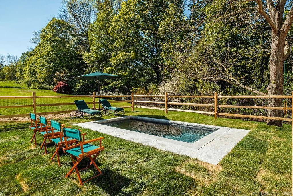 Restored 3 BR Victorian Cottage with pool spa hot tub with wonderful gas barbeque stone terraces.