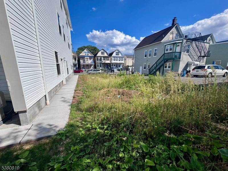 INVESTOR SPECIAL ! ! PERFECT LOT FOR MULTIFAMILY BUILDS.