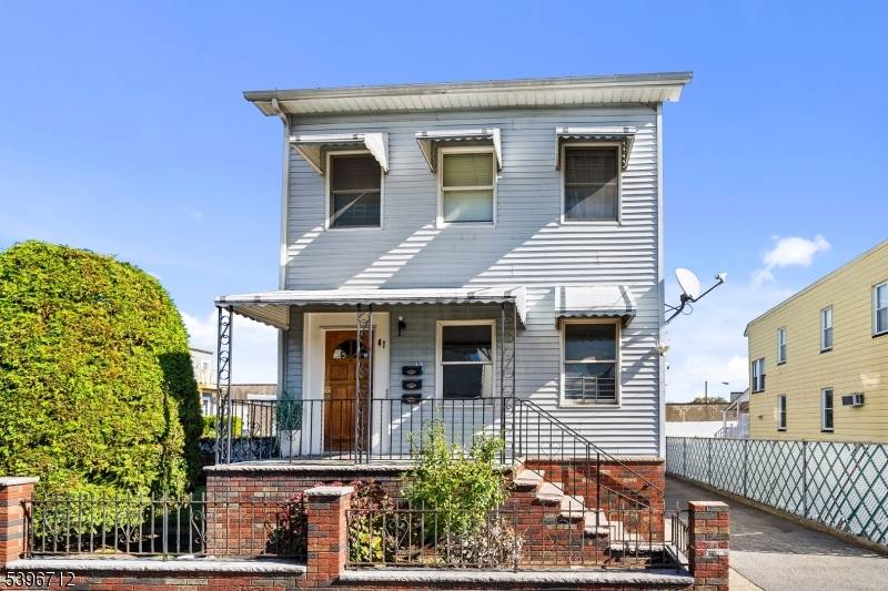 Fantastic 3 family home in Lakeview section !