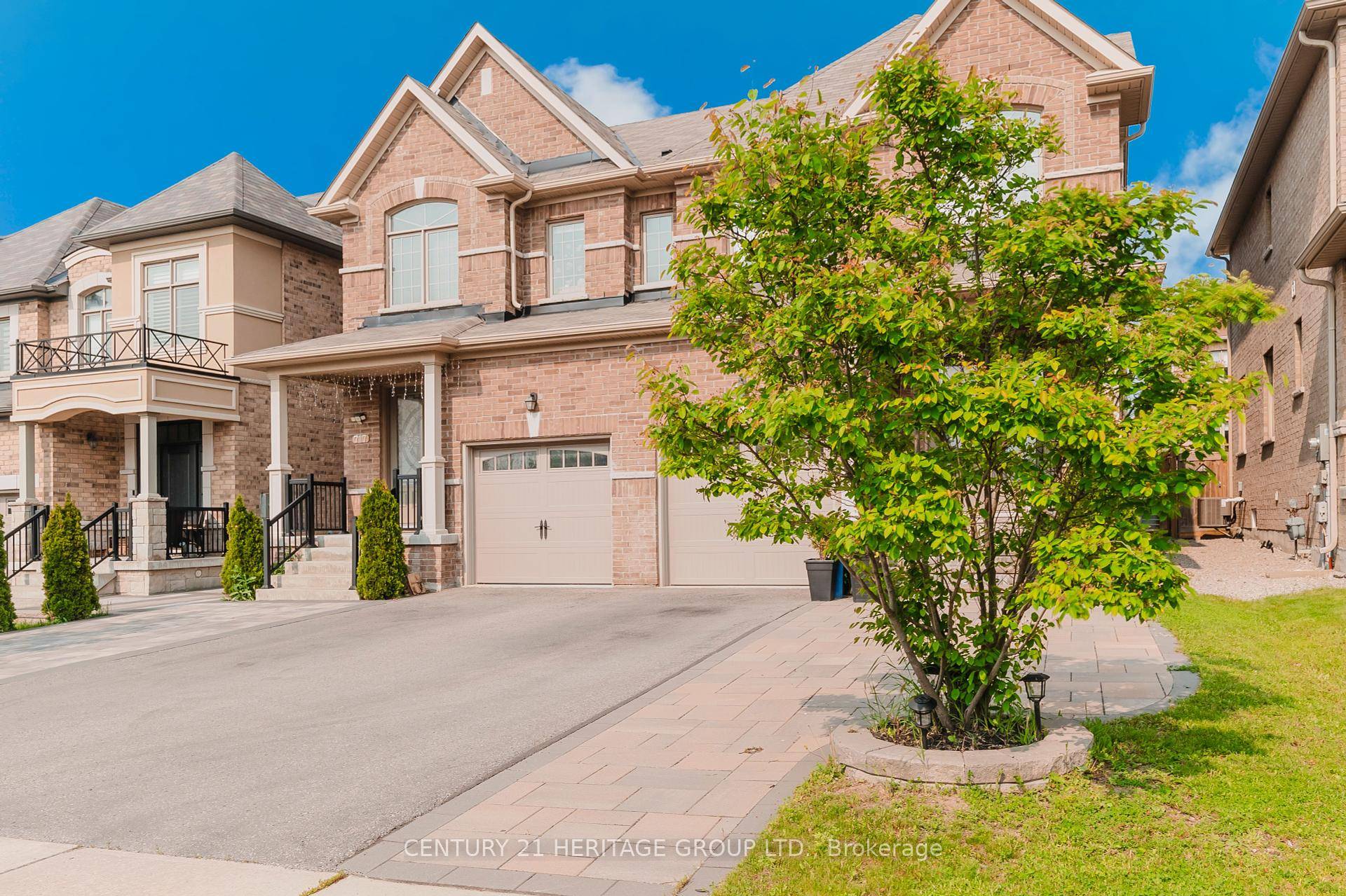 Welcome to 717 Yarfield Crescent, located in Glenway Estates, Newmarket.