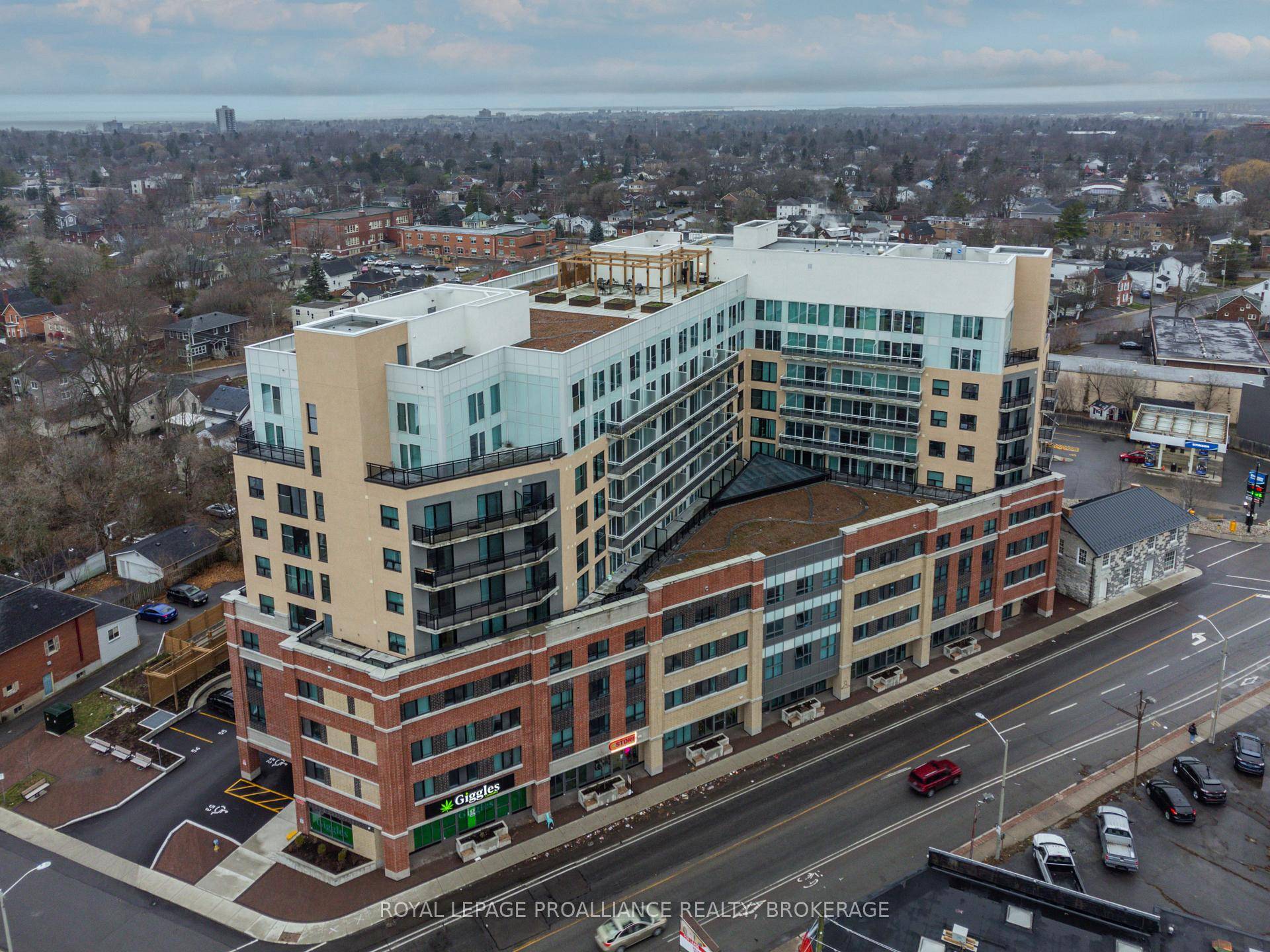 Turn key, well maintained, bright 1 bedroom, 1 bath condo unit located in Kingston's Williamsville neighbourhood right in the heart of Downtown.