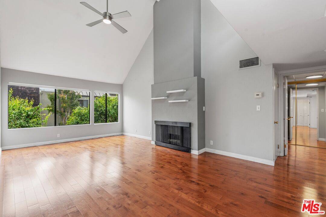 950 N Kings Rd 2BR Sunset Strip La