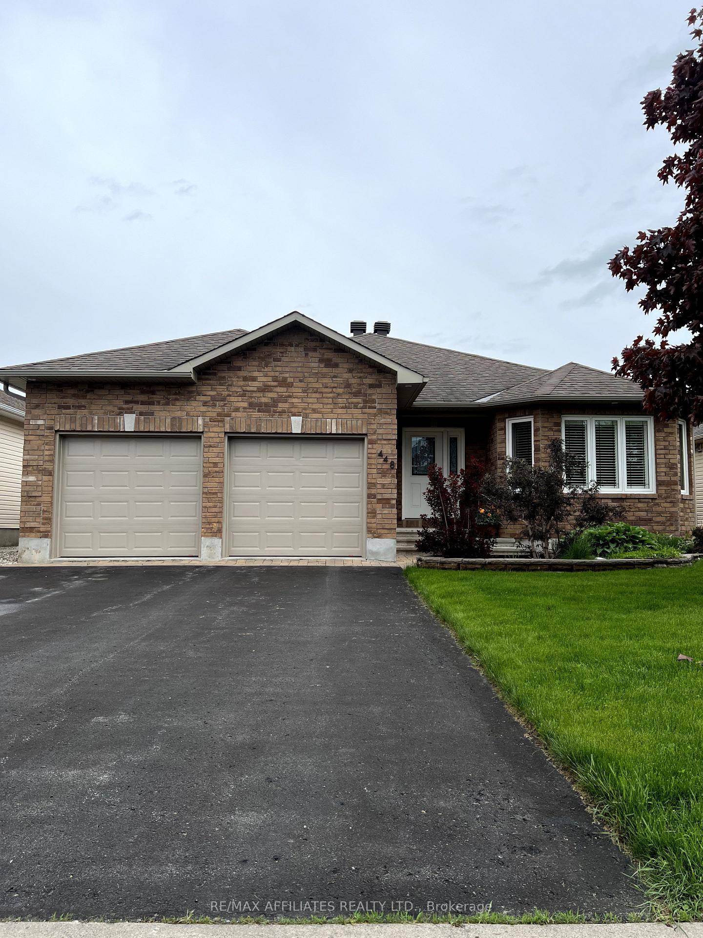 Welcome to this stylish, detached Neilcorp bungalow situated in the highly sought after Riverfront Estates in Almonte.