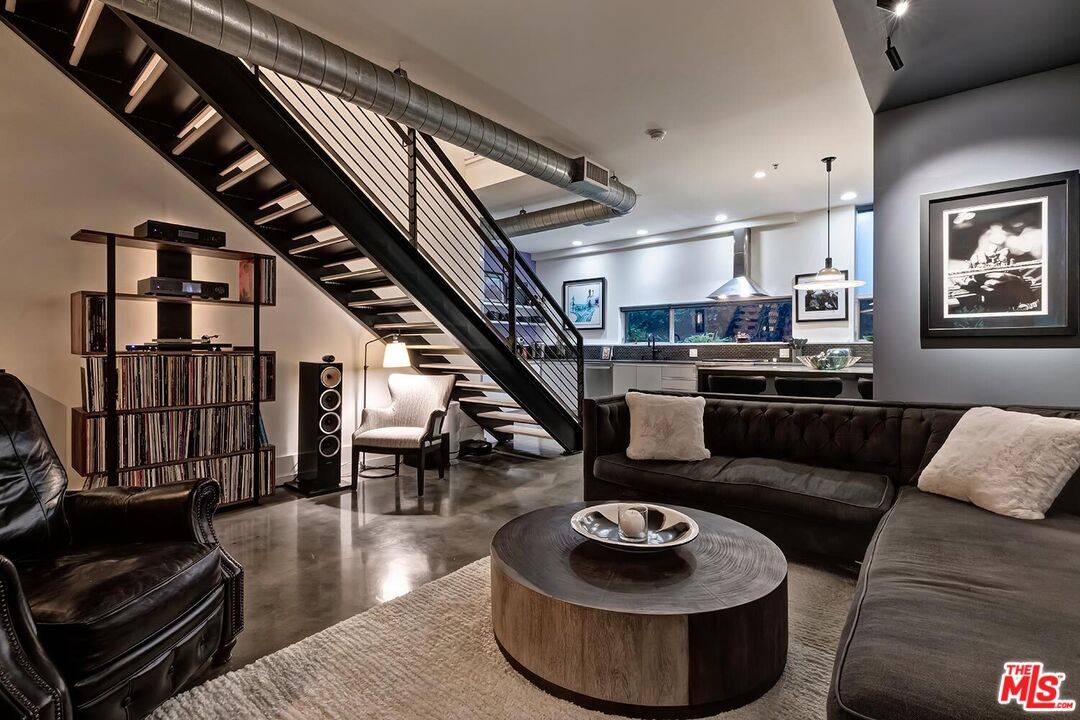 1137 Hacienda Pl 2BR Sunset Strip La