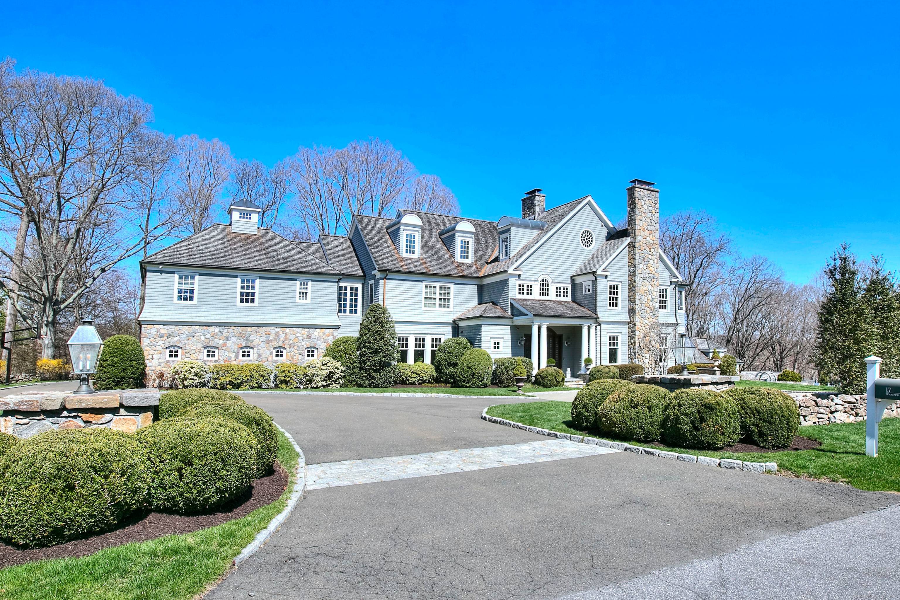 UNDERSTATED GRANDEUR. UNFORGETTABLE LIVING.