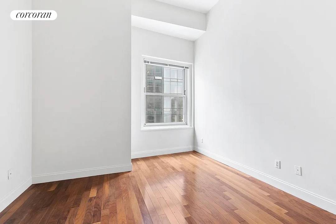 This corner one bedroom apartment with 16 ceilings throughout offers spectacular views of downtown New York and water views from oversized windows.