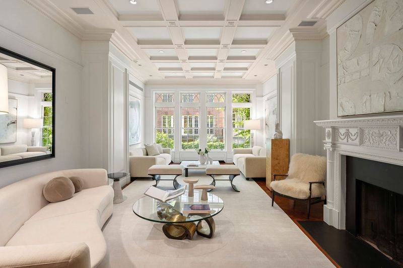 Located in the heart of the Upper East Side, this remarkable Park Avenue limestone mansion was constructed from the ground up in 2004 and designed in the new classic aesthetic.