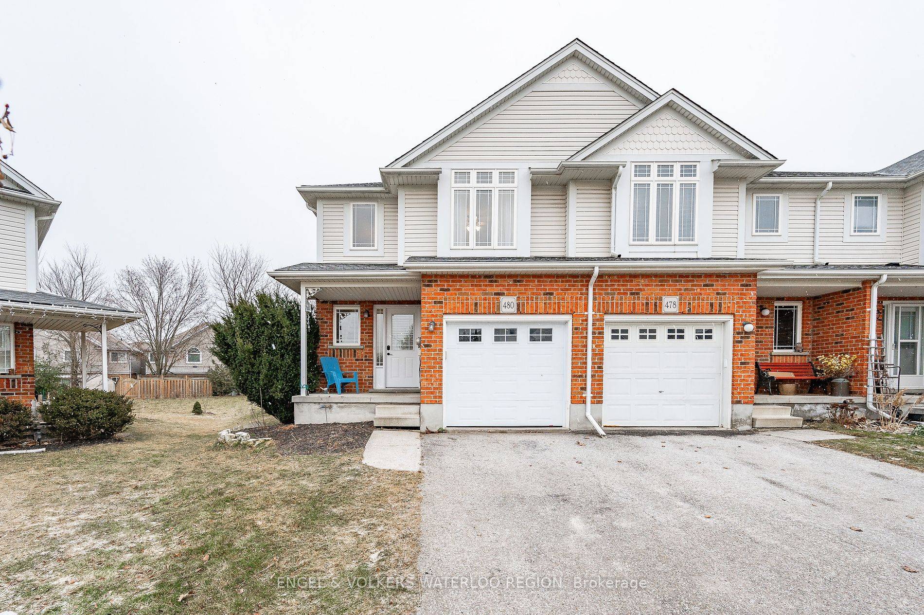 This beautiful and well maintained freehold end unit spectacular 1562sf townhome located in the family friendly neighbourhood Eastbridge.