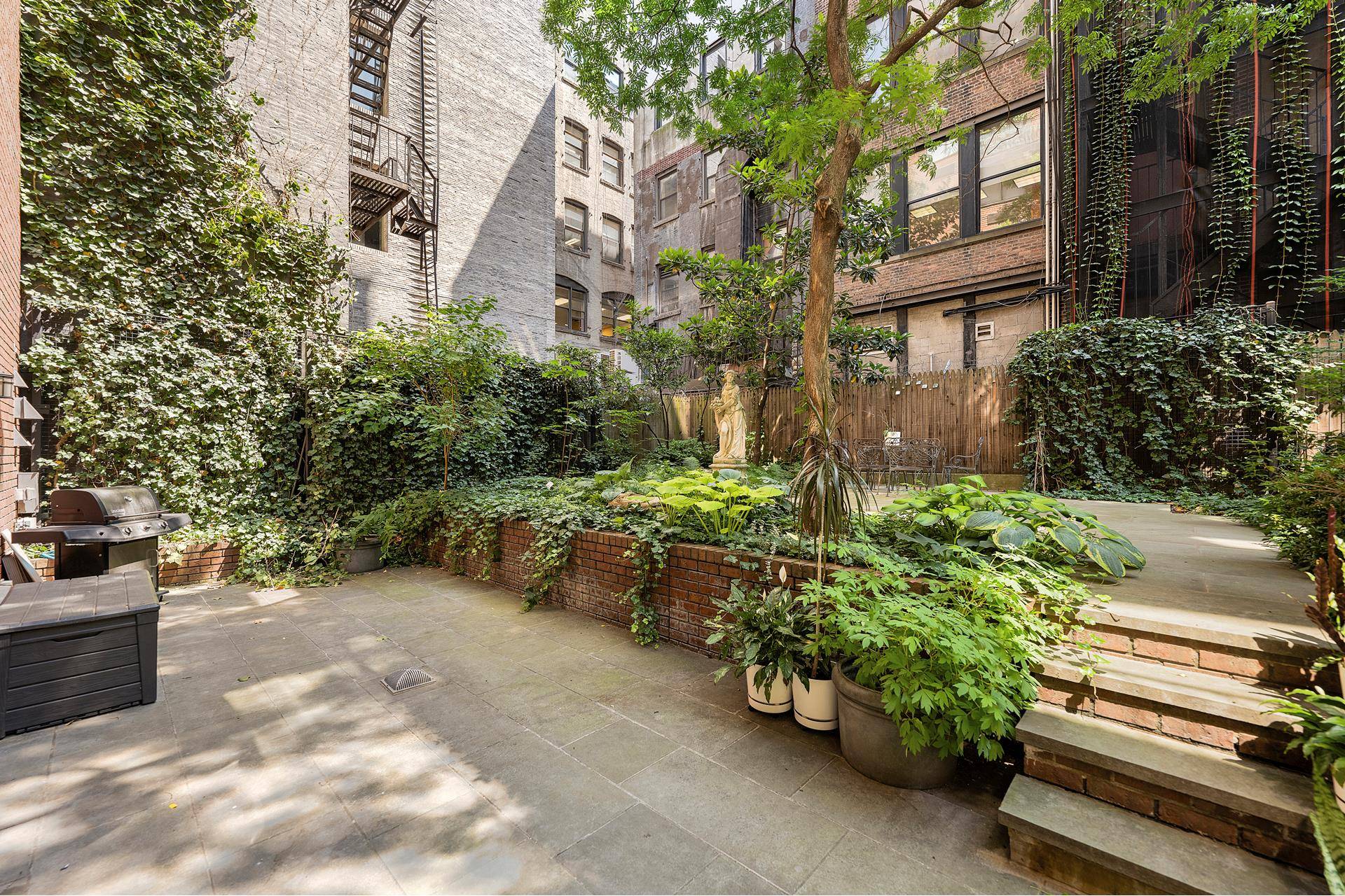 PRIVATE GARDEN and DOUBLE HEIGHT CEILING !