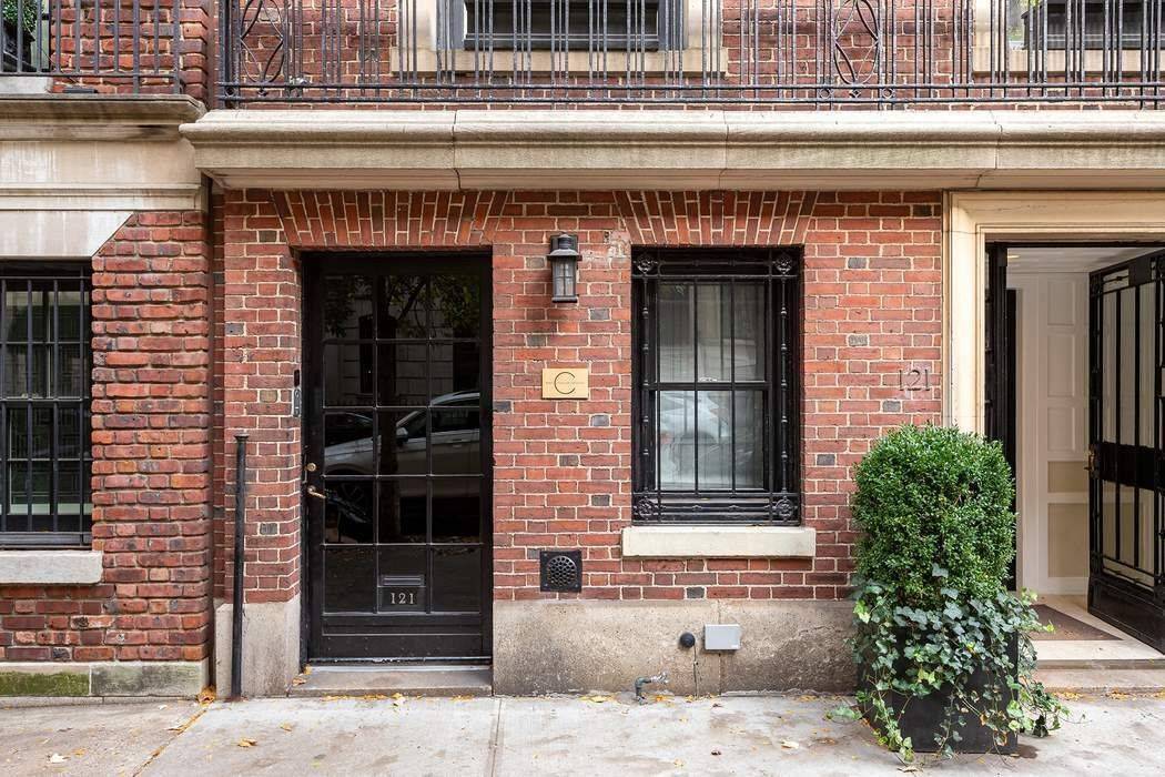 Beautiful Commercial Space for Rent This beautifully renovated garden office presents many options for a small business or medical space in a prime and convenient location in a stately townhome ...