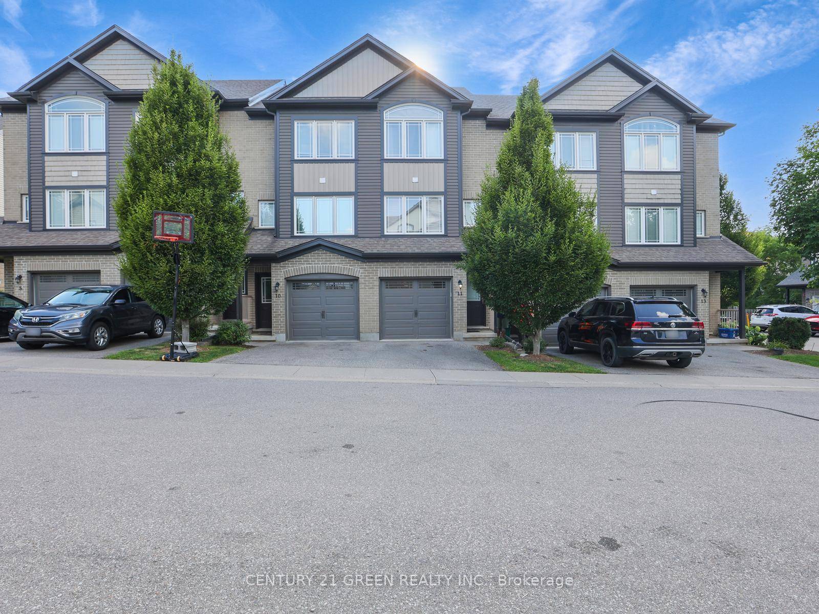 This family friendly, well maintained urban style townhouse is over 1300Sqft.