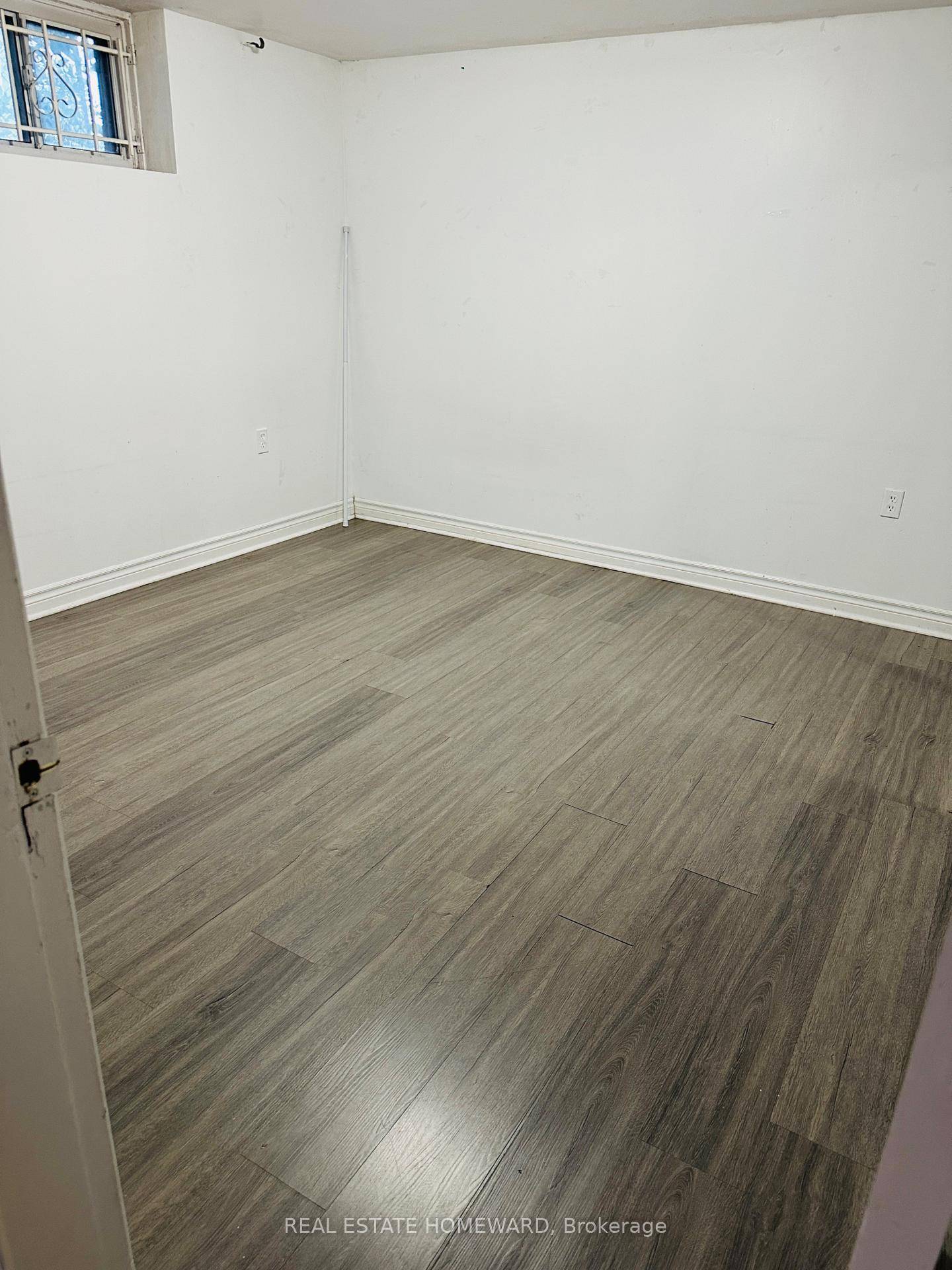 Bright amp ; Spacious 2 Bedroom Basement Apartment in Prime Kennedy Eglinton Location !
