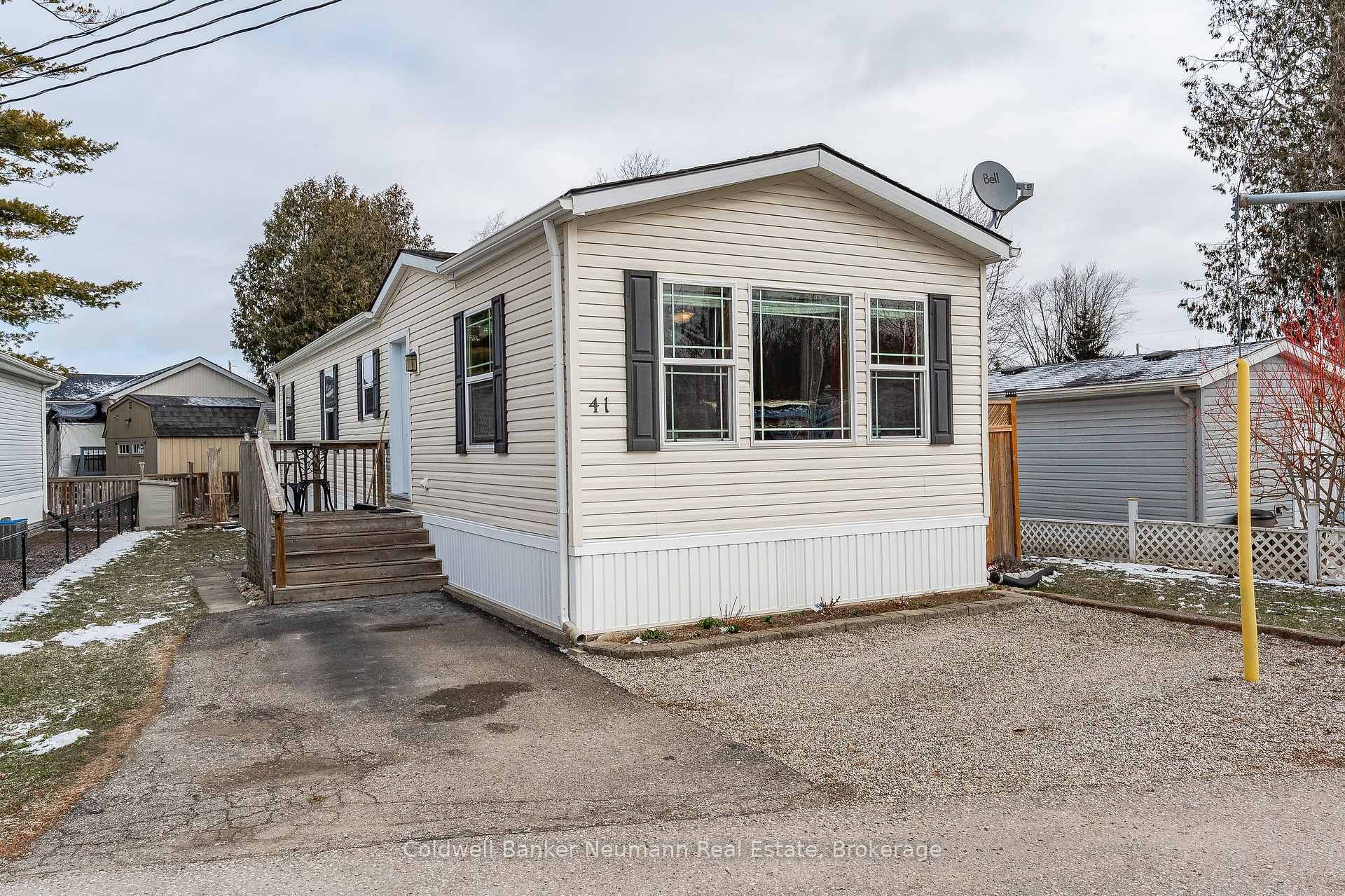 Welcome to Mini Lakes ! This charming 2 bedroom freehold bungalow is ideal for first time buyers or downsizers looking for a low maintenance lifestyle without sacrificing comfort.