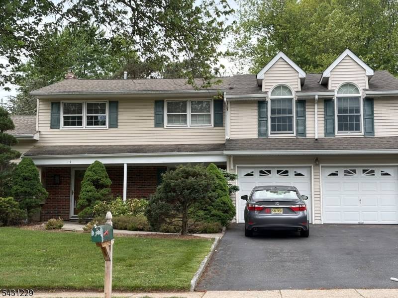 Welcome to 19 Annette Drive in the desirable Country Club Estates section of North Edison.