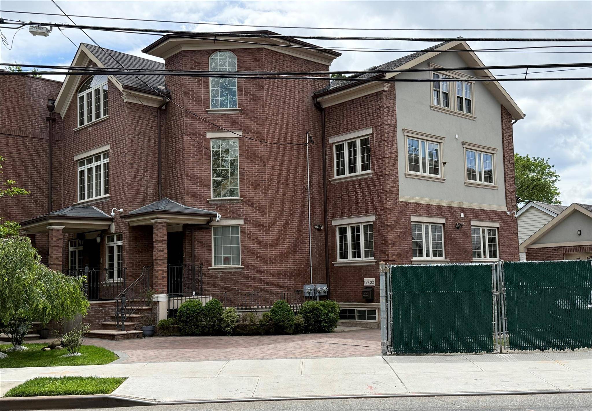 9 Bedrooms, 6 Bathrooms House For Sale.