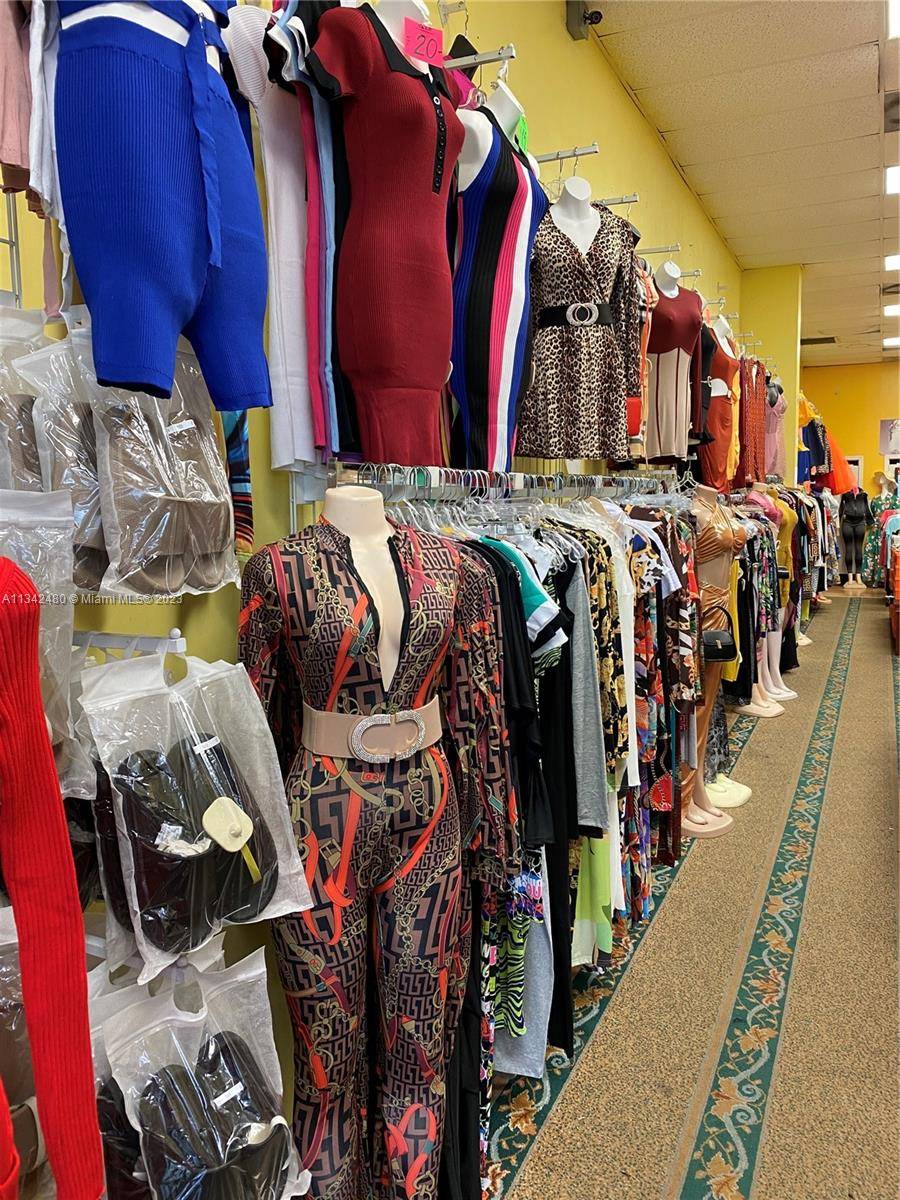 Established business for sale in Miami Gardens, Clothing and shoe store, next to the driver license agency, Family dollar, Presidente Supermarket, Etc.