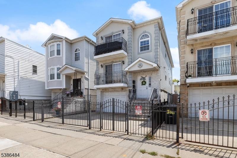 Be the next owner of this beautifully maintained multi family in Peterstown, Elizabeth.