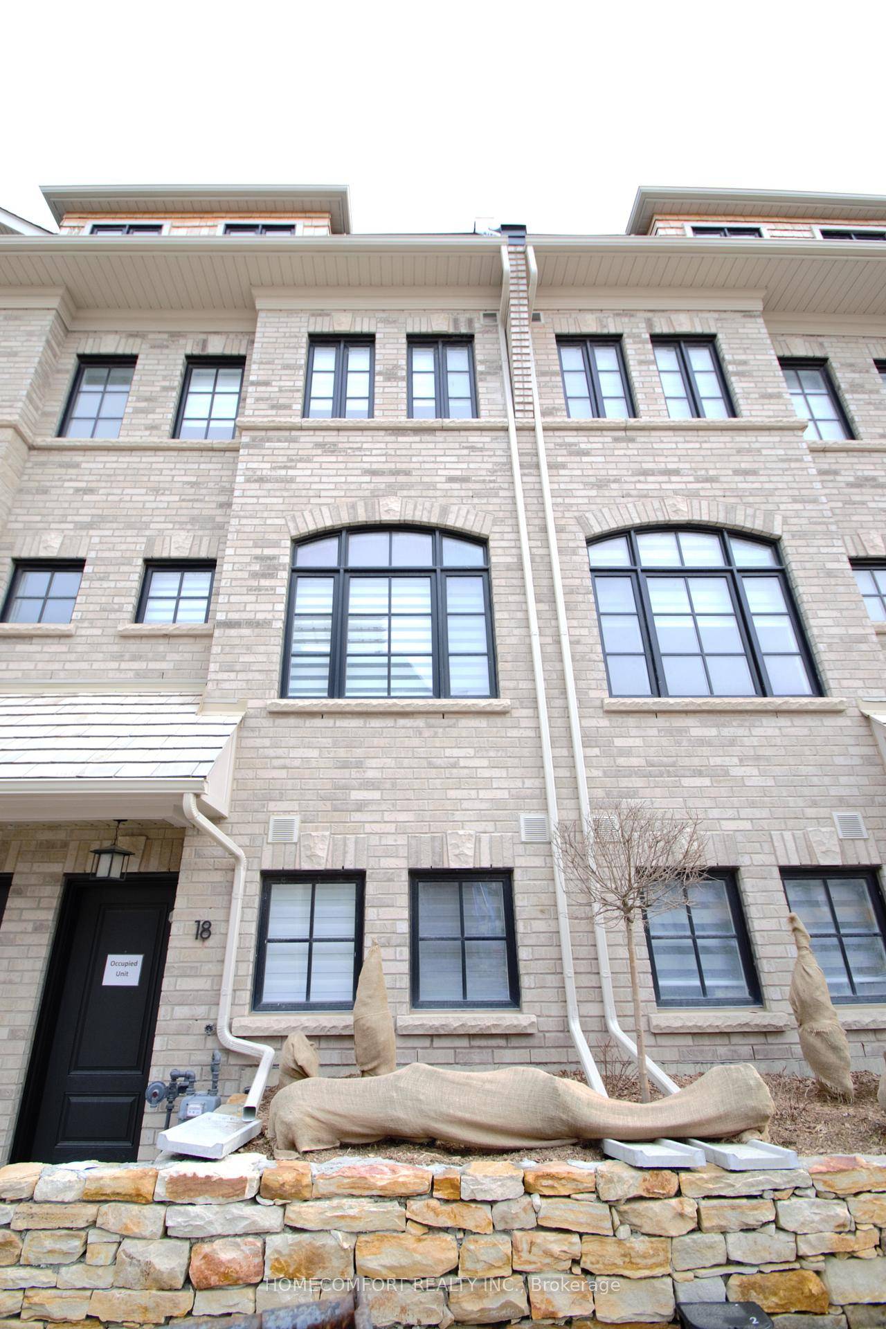 One year new gorgeous townhome with over 1800 square feet of luxury living space located in the heart of Streetsville, Mississauga.