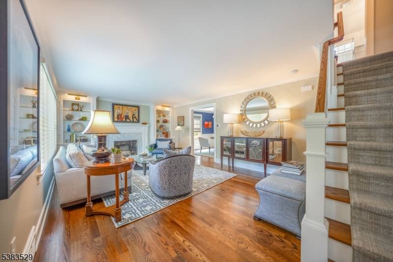 IMPRESSIVE DESIGN MEETS IMPECCABLE UPDATES IN 3 BED 2.