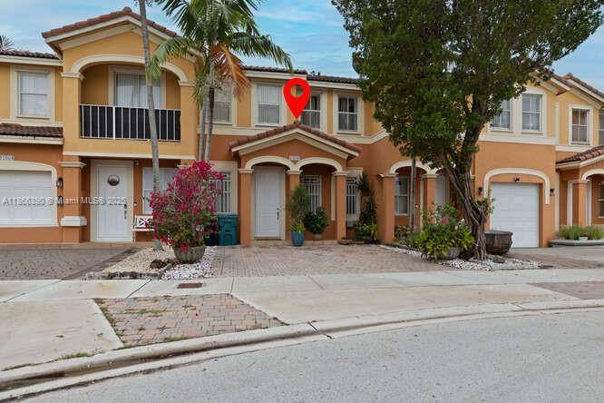Lakefront 3BD 2. 5BA townhome in desirable Bluewaters !