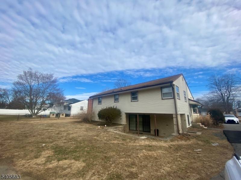 LARGE RANCH HOME LOCATED IN DESIRABLE POMPTON PLAINS.