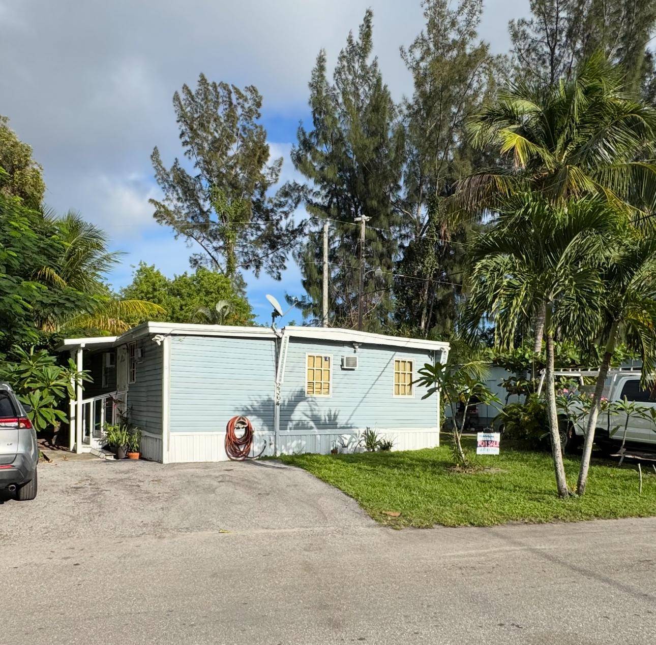 Just Listed !. Charming and comfortable mobile home with 4 Bedroom, 3 Bath, ready to move in, located in a community for all ages at ''Holiday Plaza.