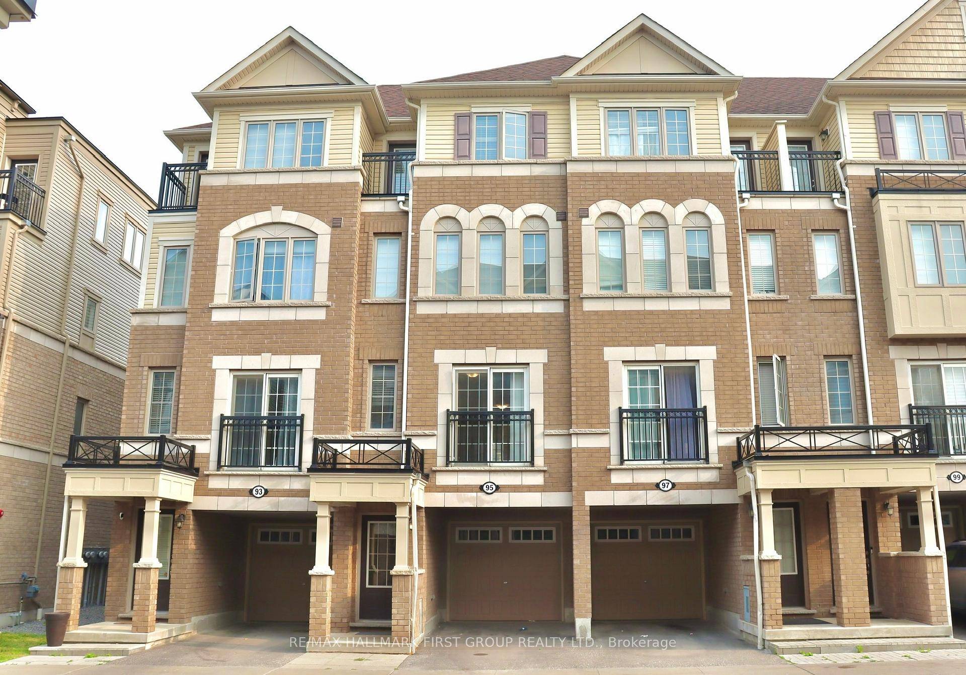 Located in North Oshawas newest and sought after neighbourhood, this immaculate 4 bedroom, 3 bathroom townhouse offers the perfect blend of modern comfort and functional design.