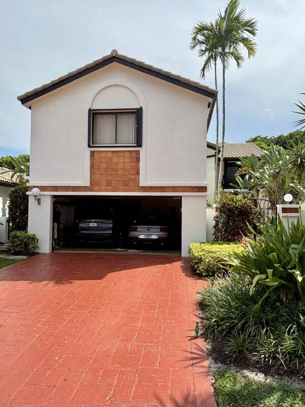 Charming 5 Bedroom Home in Prestigious Villa Flora at Boca PointeNestled in the highly sought after Villa Flora of Boca Pointe's gated community, this move in ready 5 bedroom, 3 ...