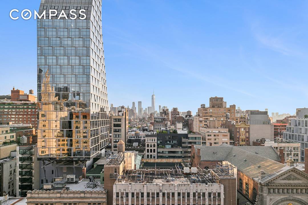 Flatiron Penthouse Loft with Private Roof Deck and Incredible Views Welcome to this bright and airy 3 bedroom, 2 bath duplex loft perched atop a boutique co op in the ...
