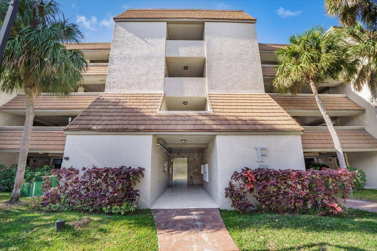 Priced to sell ! ! Discover the perfect blend of comfort and convenience in this stunning ground floor condo in the desirable California Club area of Miami.