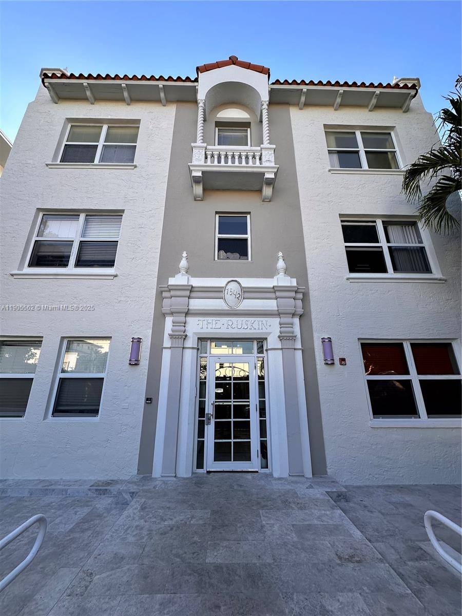 ATTENTION INVESTORS, charming residence in the heart of South Beach, fully renovated with modern kitchen design, vinyl floors and brand new stainless stain appliances, The Ruskin condo is a beautiful ...